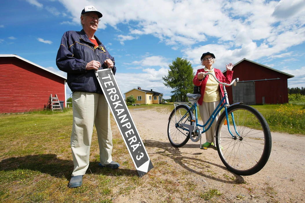 Entisen Kesoilin omistaja Arto Rautalin käänsi alatyyliseltä kuulostavan paikannimen yrityksensä eduksi. Alue on saanut nimensä Terskan talon mukaan (taustalla keltainen). Postilaatikolle pyöräilevä Alli Leskinen on talon asukkaiden sisko.
