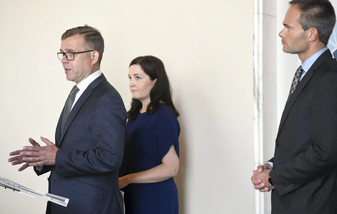 Kokoomuksen puheenjohtaja Petteri Orpo (vas.), kansanedustaja Sanni Grahn-Laasonen ja eduskuntaryhmän puheenjohtaja Kai Mykkänen kertoivat välikysymysaikeestaan keskiviikkona eduskunnassa.