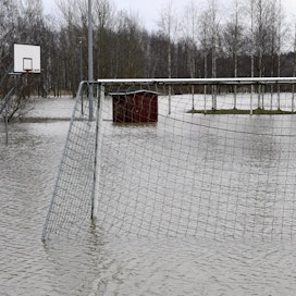 Espoon Kirkkojärvi tulvi rannalle tiistaina. LEHTIKUVA / HEIKKI SAUKKOMAA