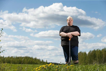 Hannu Häiväläinen oli päättänyt kärvistellä yksin loppuelämänsä, kunnes tapasi Tonin. Pari julkisti suhteensa runsas vuosi sitten. Sen jälkeen kaikki on mennyt hyvin. Myös kutsumustyö karjanhoitajana jatkuu entiseen malliin. Kylillä kukaan ei huutele perään.