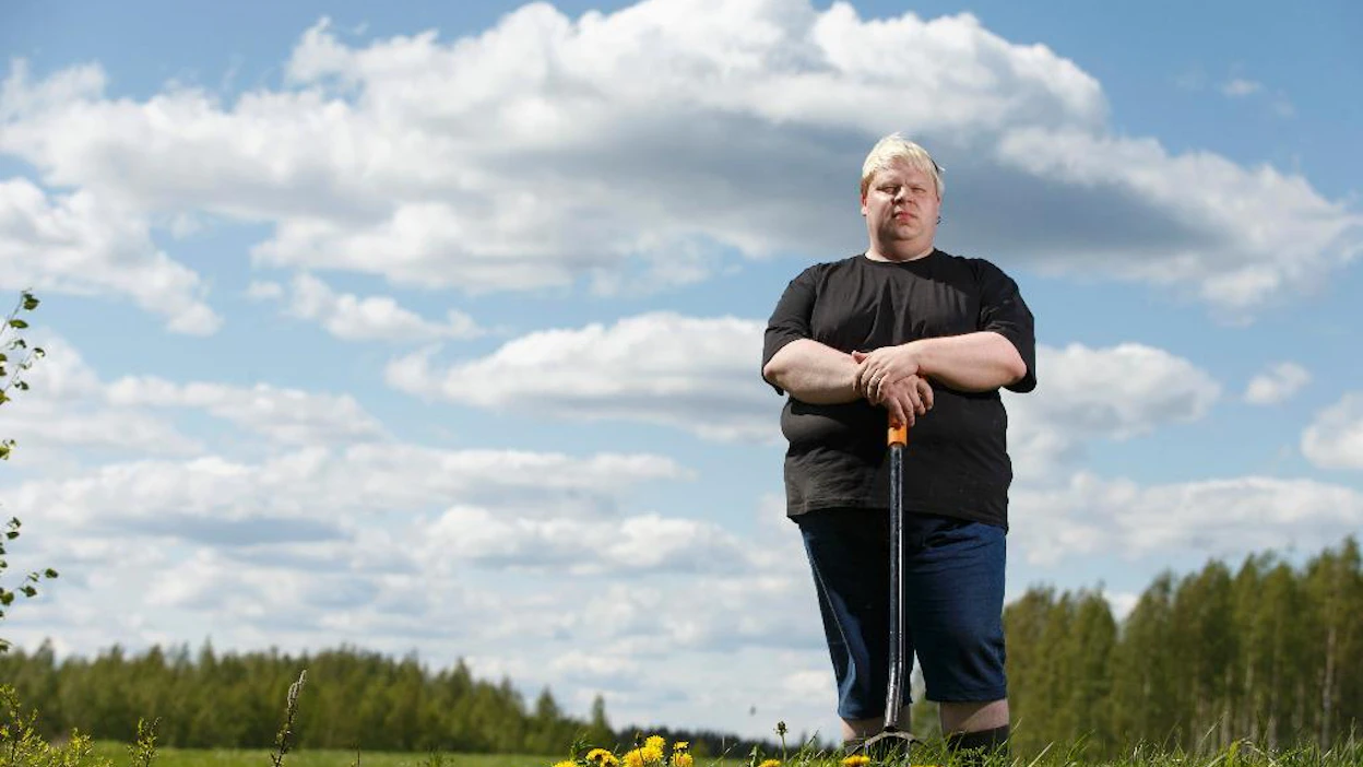 Hannu Häiväläinen oli päättänyt kärvistellä yksin loppuelämänsä, kunnes tapasi Tonin. Pari julkisti suhteensa runsas vuosi sitten. Sen jälkeen kaikki on mennyt hyvin. Myös kutsumustyö karjanhoitajana jatkuu entiseen malliin. Kylillä kukaan ei huutele perään.