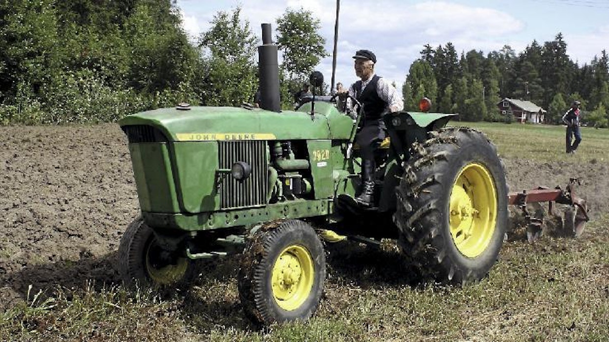 John Deere 3020 oli 60-luvun lopun traktoreista ylellisimpiä. Hienouksiin kuuluivat mm. säteismäntäpumpulla varustettu, suljettu hydraulipiiri, öljykylpyiset, hydrauliset levyjarrut ja hydro-ohjaus. Synkrovaihteinen perusmalli maksoi 24 800 markkaa vuonna 1967, power-shift-vaihteisto nosti hintaa 2 800 markalla. JD3020 on 4-sylinterinen ja 82-hevosvoimainen, painoa on perusvarusteilla 3 850 kg. (Somero)
