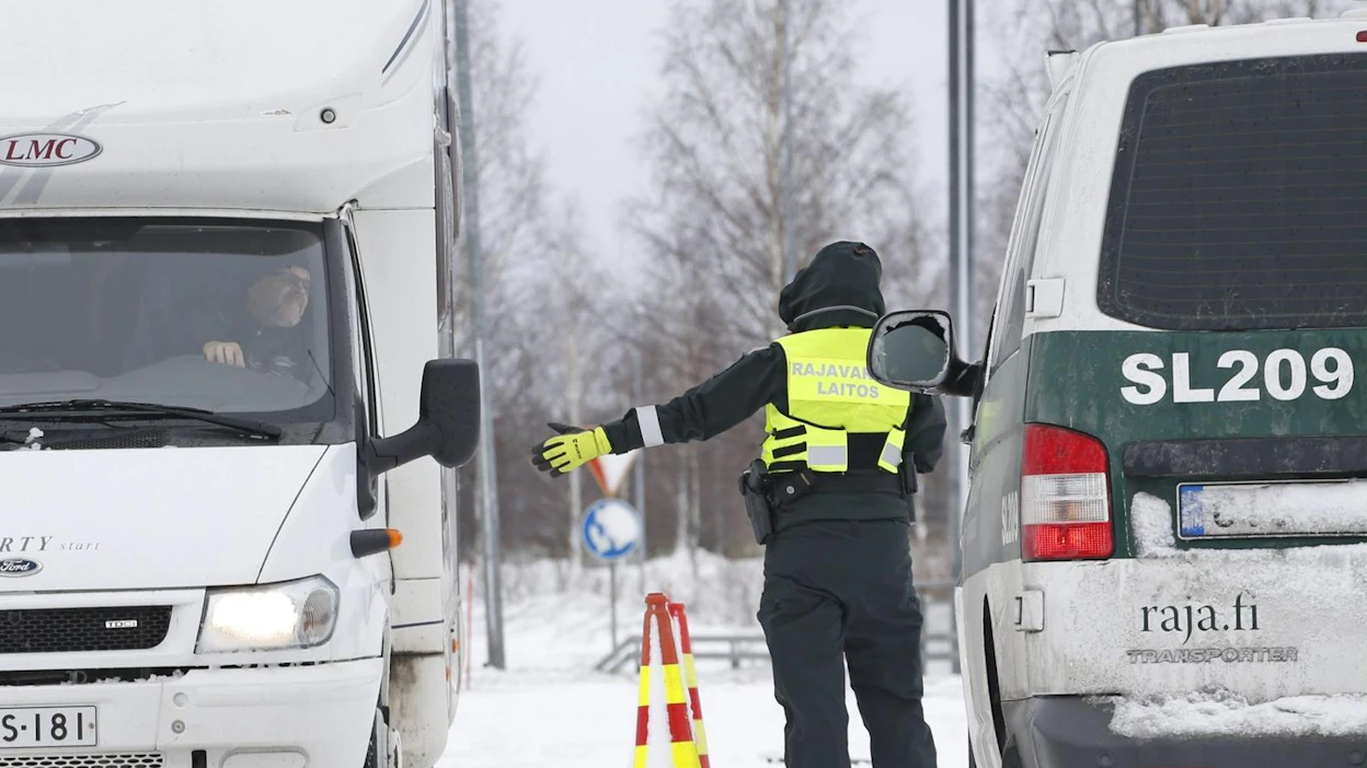 Suomalaiset rajavartijat tarkistivat kulkulupia Tornion ja Haaparannan välisellä rajanylityspaikalla maaliskuun lopulla. LEHTIKUVA / Timo Heikkala