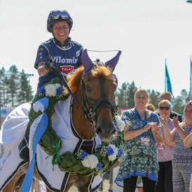 Karoliina Sinkkilä voitti suomenhevosten SM-montén Diktaattorilla. Maaseudun Tulevaisuus oli tuttuun tyyliin lähdön yhteistyökumppani.