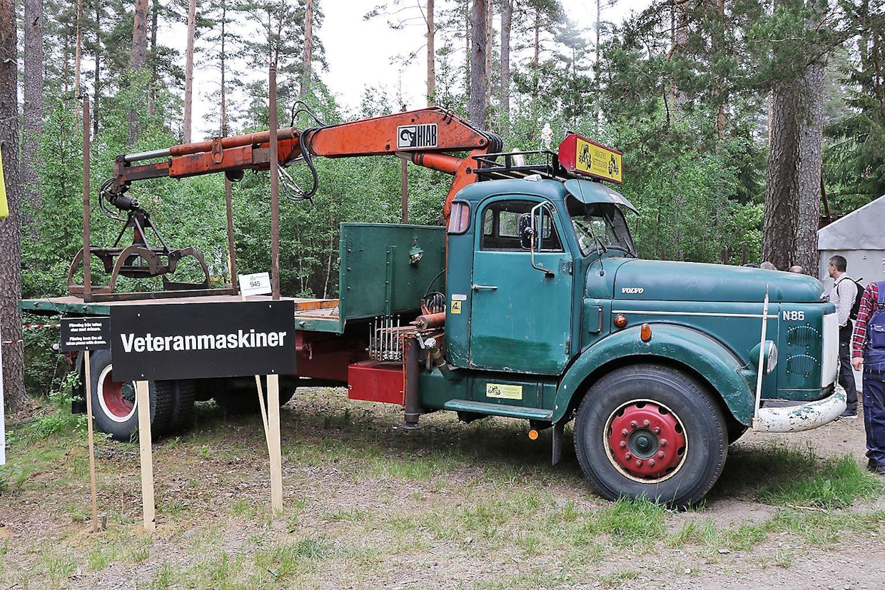 Volvo N 86 on vuosimallia 1972. Se on myyty uutena Mustadforsin Ruukille, seuraava omistaja asensi siihen metsävarustuksen. Nykyinen omistaja on Anders Karlsson. (UO)