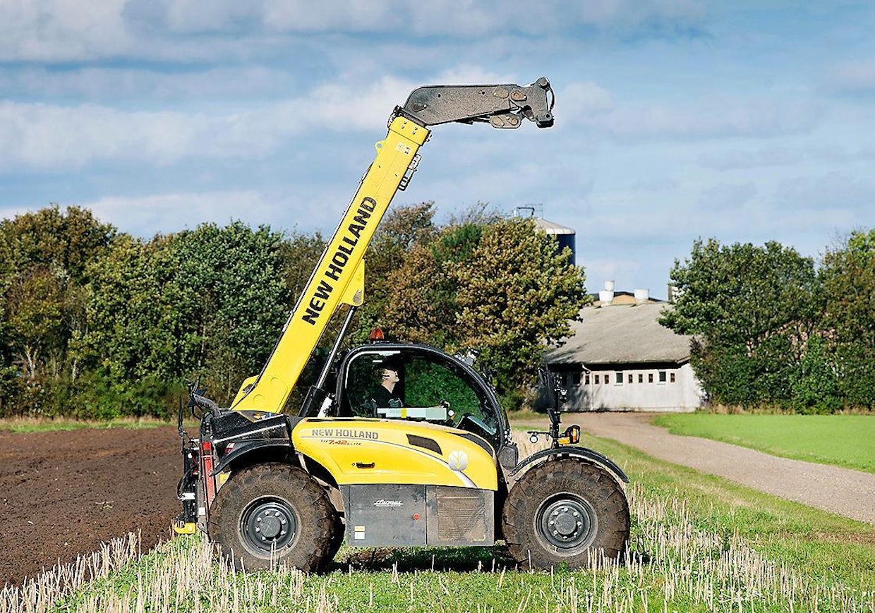 New Holland TH7.42 Elite: New Holland ei koreile turhilla toiminnoilla tai nappuloilla: kone on helppo ja yksinkertainen käyttää. Ja lisäksi vahva! New Holland oli testimme ainut powershift-vaihteistolla varustettu kone, joten se lähtee liikkeelle heti kun ajosuunta valitaan ja konetta on myös pidäteltävä jarruilla.