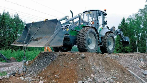 Länkkärin väkivahva etukuormain vaati vastapainokseen kaivulaitteen oikaisun. Lännen Tractors puhuu koneen kohdalla pyöräkuormainkaivurista, joka pitää paikkansa. Etukuormaimen nostoteho vastaa hyvinkin yli 10 tonnin painoisen pyöräkuormaimen kaatokuormaa.