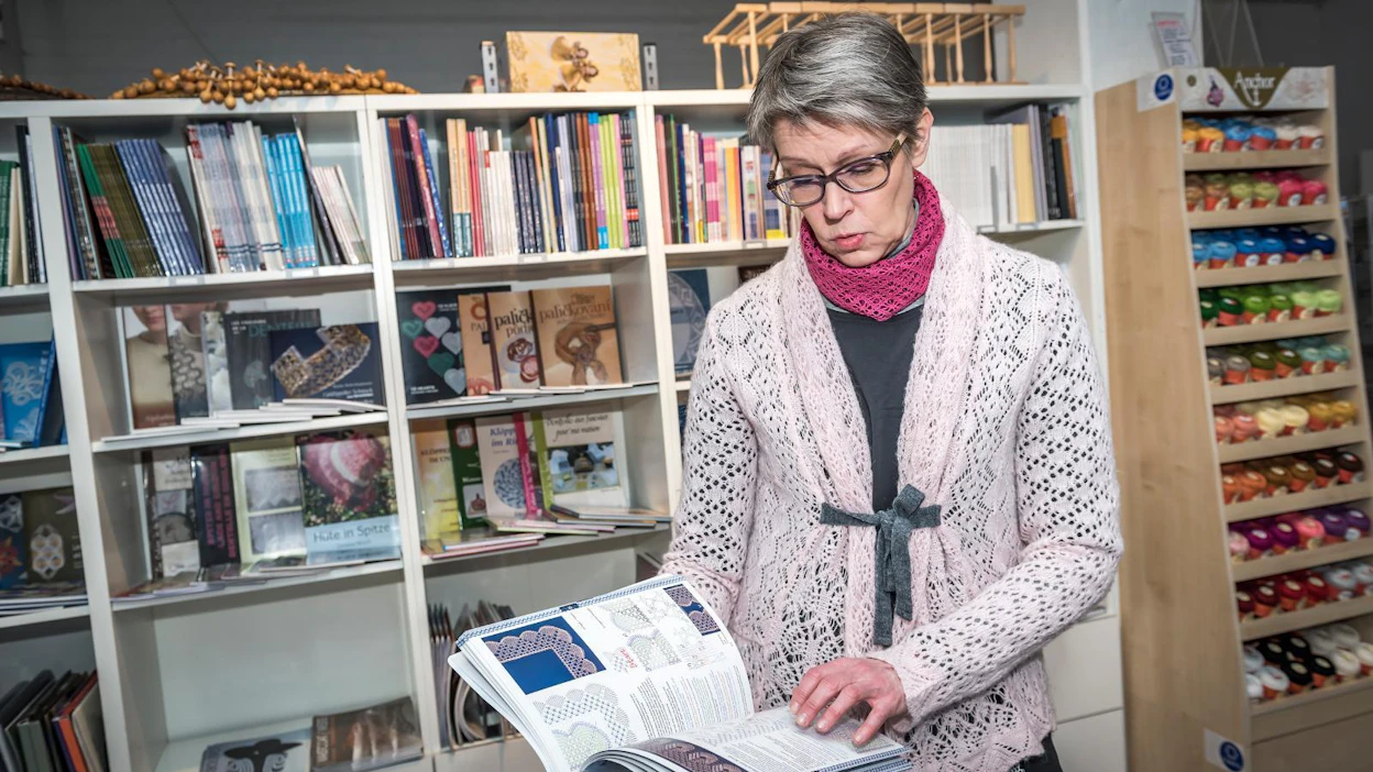 Marjo Maisi käy nypläämässä Nurmijärvellä sekä vantaalaisen Pitsikillan nypläysringissä. Kaulassa hänellä on itse nypläämänsä huivi, jota hän tosin raaskii käyttää valitettavan harvoin.