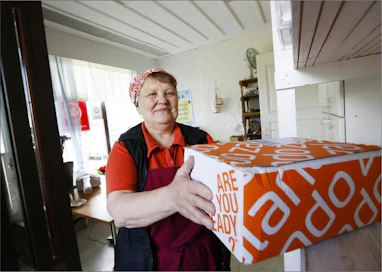 Matkahuoltoa ja grillikahviota Kivijärvellä pyörittävä Leena Pekkarinen on toiminut maaseutuyrittäjänä yli 30 vuotta. Koskaan aiemmin kunta ei ole jäänyt julkisen liikenteen ulkopuolelle, hän pahoittelee.