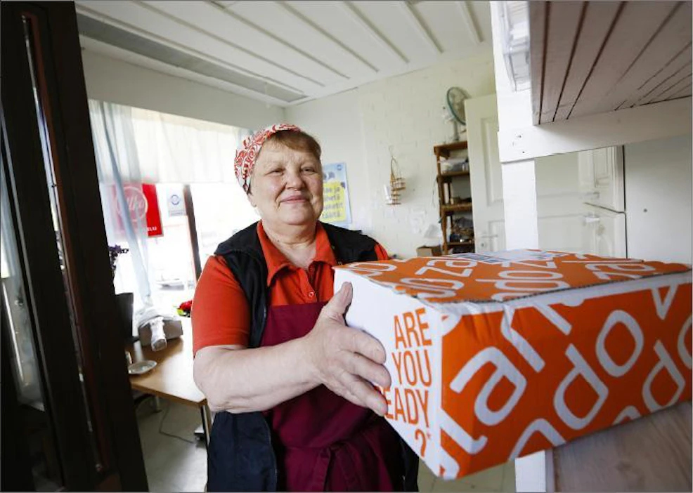 Matkahuoltoa ja grillikahviota Kivijärvellä pyörittävä Leena Pekkarinen on toiminut maaseutuyrittäjänä yli 30 vuotta. Koskaan aiemmin kunta ei ole jäänyt julkisen liikenteen ulkopuolelle, hän pahoittelee.
