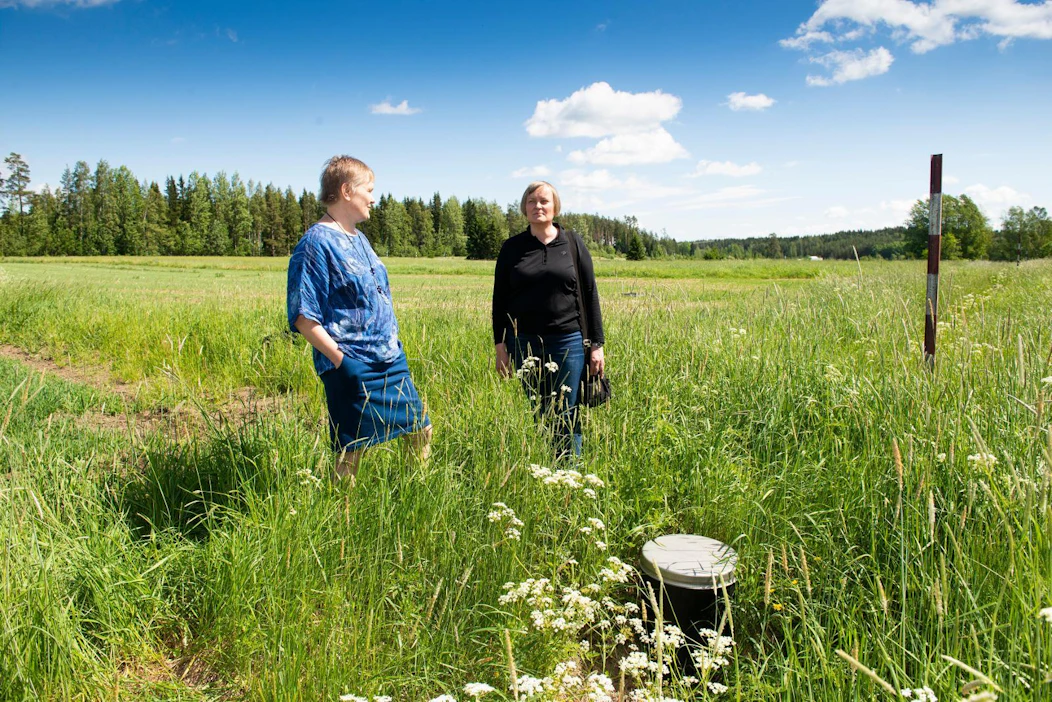 Luken tutkijat Anja Yli-Viikari (vas.) ja Riitta Lemola pohtivat vesistökuormituksen vaiheita Suomen vanhimman valumakentän laidalla.