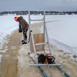 &quot;40 senttimetriä&quot;, Janne Käpylehto kertoo Lappajärven jään vahvuuden. Lunta on paljon, ja vettä nousee jäälle.