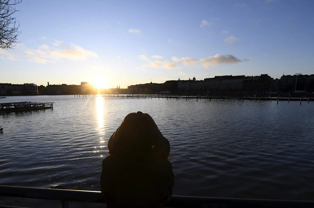 Syynä poikkeuksellisen lämpimälle säälle on muun muassa läntisen virtauksen voimistuminen, mikä toi mukanaan lämpimän föhn-tuulen.