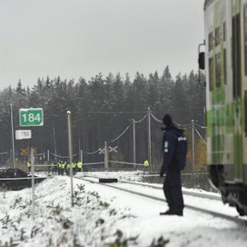 Puolustusvoimien Masi-ajoneuvo ja juna törmäsivät kahdeksalta aamulla. Turma sattui Leksvallintiellä Skogbyssä Tammisaaressa. LEHTIKUVA / Markku Ulander