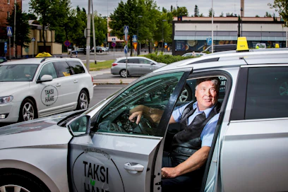 Taksiyrittäjä Jukka Suvannon mukaan ilman Kela-kyytejä ala ei kannattaisi.