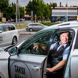 Taksiyrittäjä Jukka Suvannon mukaan ilman Kela-kyytejä ala ei kannattaisi.