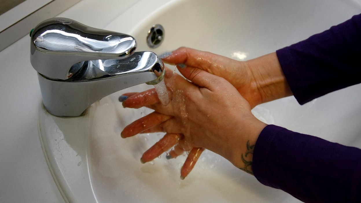 Silmien hieromiseen tai nenän kaivamiseen kannattaa ryhtyä vasta käsien pesun jälkeen.