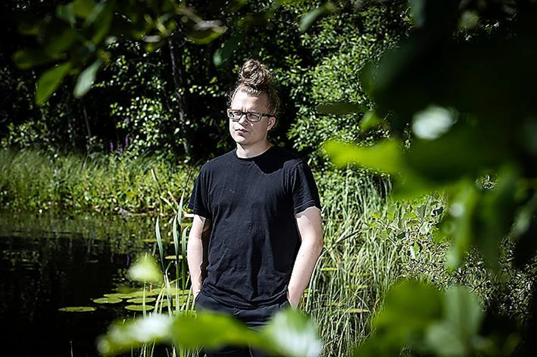 Mediataiteilija Tatu Heinämäkeä inspiroi tunne, jota kasvien kasvun ja kukkimisen seuraaminen aiheuttaa: "Sellaisen fiiliksen haluisin myös teoksella välittää."