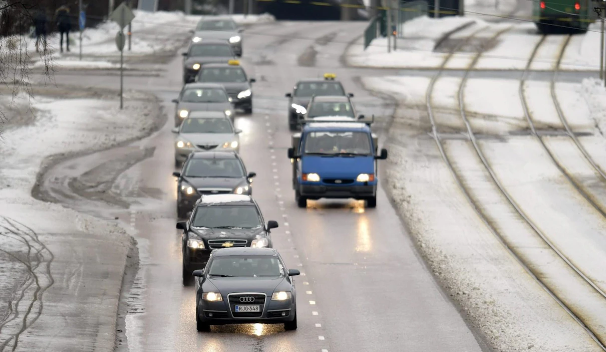 Ajokeli on paikoin huono tai muuttuu sellaiseksi maan itäosassa sekä Päijät-Hämeen, Keski-Suomen ja Kainuun maakunnissa sekä myöhemmin päivällä pohjoisemmassa osassa maata. LEHTIKUVA / VESA MOILANEN