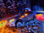 Näky Keski-Suomen maakunnassa sijaitsevalta Karstulan raitilta aamuyöllä. Marinka Salmisen seurueen auto ja kuljetuskoppi ovat päätyneet heittelehtimisen jälkeen penkkaan.