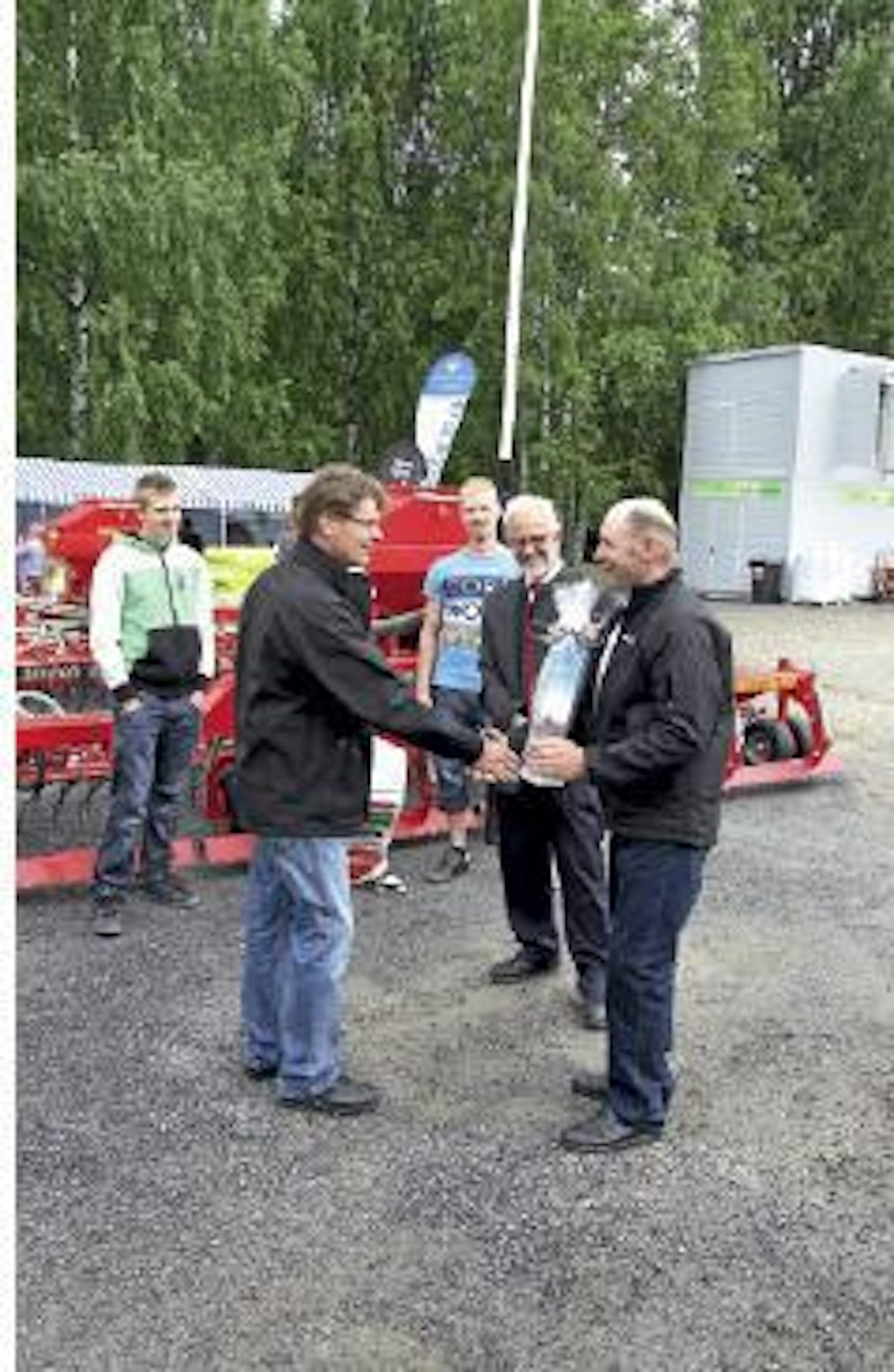 Isokyröläinen Maunu Salo hankki Einböck Pro -nurmen täydennyskylvökoneen neljä vuotta sitten. Hankinnan perusteena oli nurmiviljelyn tehostaminen sekä laadullisesti että määrällisesti, ja vielä aiempaa kustannustehokkaammin. Tavoitteet saavutettiin. Einböck-koneita edustava Ekotjänst Lindgård on luonnollisesti hyödyntänyt Salon kokemuksia markkinoinnissaan. Hänelle luovutettiin kunniakirja Farmari-näyttelyssä. Kuvassa vasemmalla Boris Lindgård ja oikealla Maunu Salo. (HH)