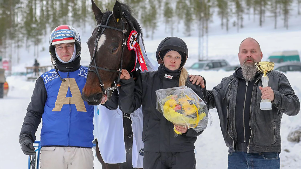 Starzinner ja tiimi sen ympärillä: Iikka Nurmonen ja hänen puolisonsa Jenni Tuokko vastaavat hevosen hyvinvoinnista, Esa Pehkonen on omistaja Stall Adoren takana.