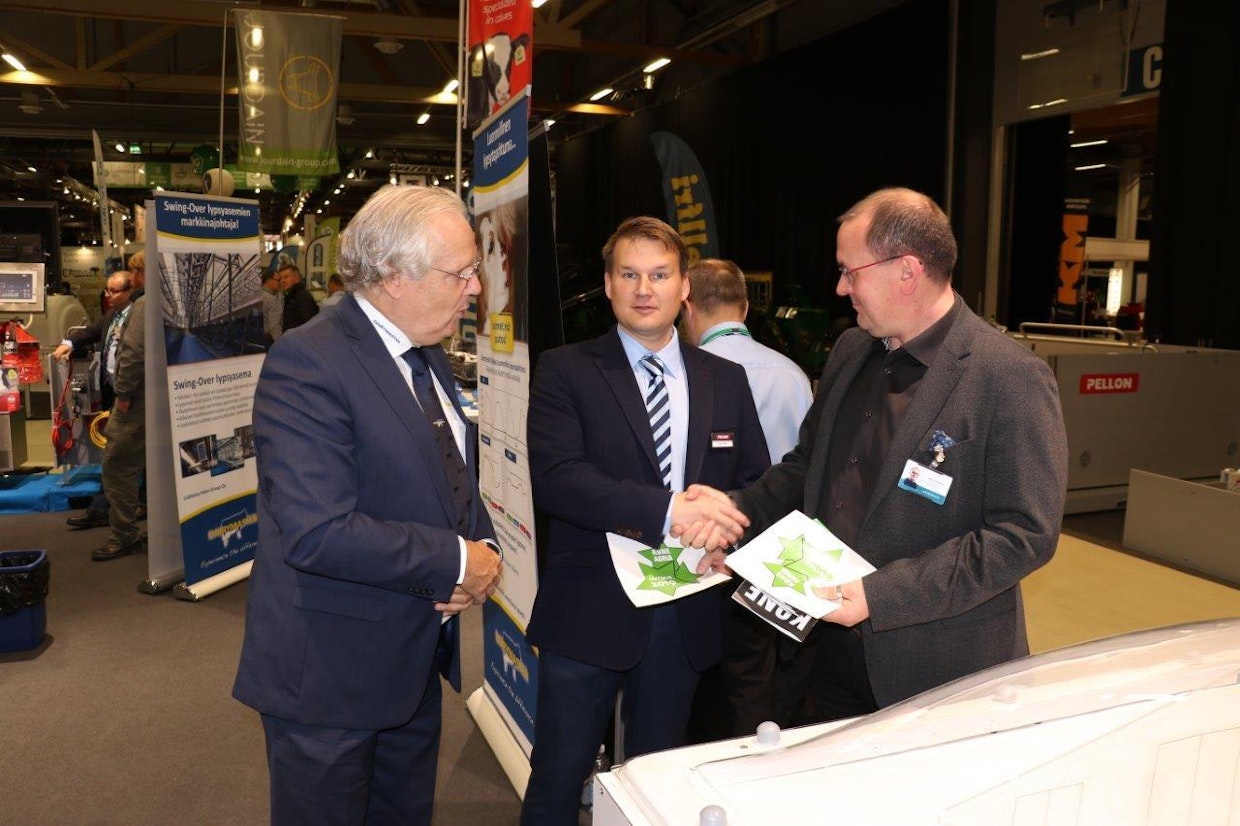 Siirretävä Dairymaster lyspsyasema palkittiin 3 tähdellä. Tähteä vastaanottamassa oli Europe Dairy Master Systemsin Wouter van der Akker ja Pellonpajan myyntijohtaja Harri Muilu (keskellä), luovuttamassa Marko Toivakka.