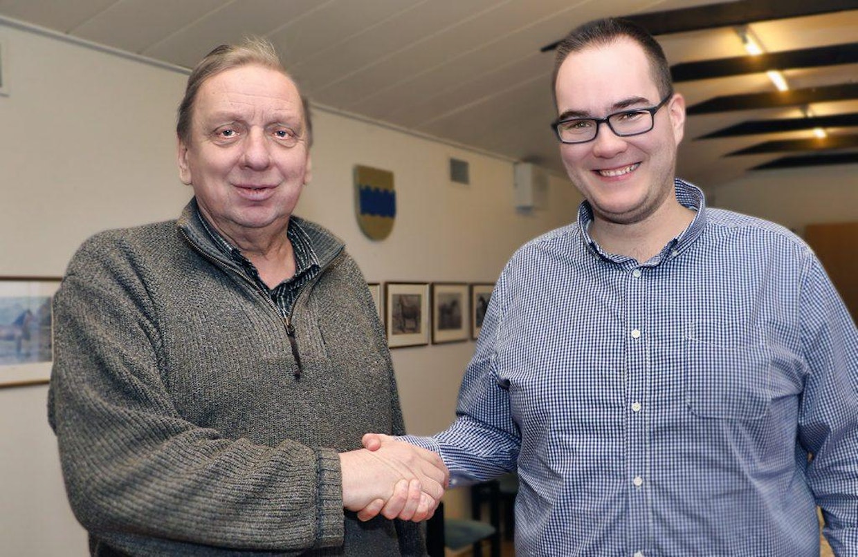 Eläkkeellä oleva Vermon pitkäaikaisin kilpailusihteeri Kyösti Saranpää ja tuleva kilpailupäällikkö Miika Lähdeniemi paiskasivat kättä. Kuva: Anu Leppänen