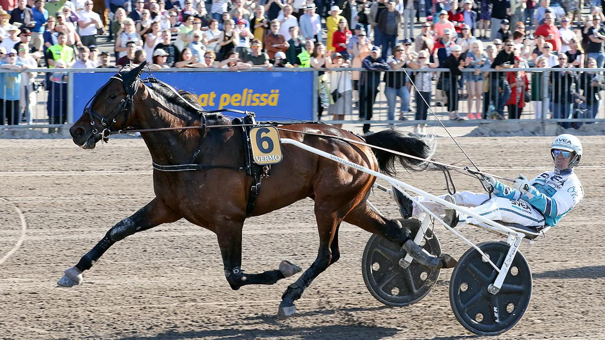 Propulsion (tässä arkistokuvassa 2016 Finlandia-ajon voitossaan) ja Örjan Kihlström ovat ykkösiä, kävi miten kävi? Pariisin UET Trotting Mastersin dramaattisten vaiheiden jälkeenkin ruotsalaisori oli ensimmäisenä maalissa.