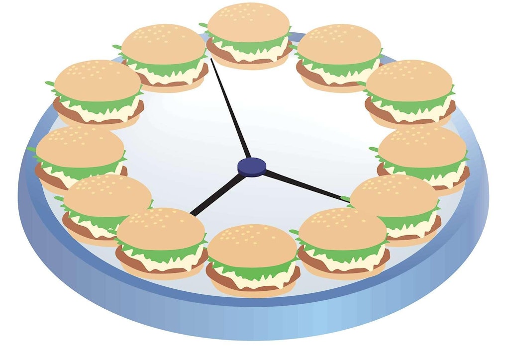 Säännölliset ruoka-ajat pitävät painon kurissa.
