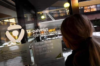 Tilastokeskuksen mukaan pitkäaikaistyöttömien määrän putoamiseen on vaikuttanut osin vuonna 2017 aloitetut työnhakijoiden määräaikaishaastattelut. LEHTIKUVA / VESA MOILANEN