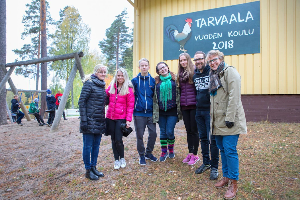 Tarvaalan opettajat pitävät joustavaa opintopolkua maaseutukoulun suurena vahvuutena. Kuvassa lastentarhanopettaja Sari Honkonen (vasemmalla), luokanopettaja Karoliina Timonen, tet-harjoittelija Matti Kaihlajärvi, vanhempaintoimikunnan edustaja Anna-Maija Koskenlahti, luokanopettaja Aino Heikkinen, luokanopettaja Jari Tenokoski ja koulunjohtaja Inkeri Riihinen.