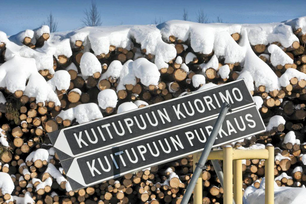 Metsäliiton Kyröskosken saha suljetaan. Tehtaalla on yhteinen varastoalue läheisen kartonkitehtaan kanssa, jonne yhä tuodaan kuitupuuta.