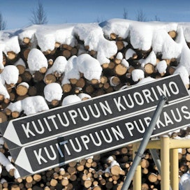 Metsäliiton Kyröskosken saha suljetaan. Tehtaalla on yhteinen varastoalue läheisen kartonkitehtaan kanssa, jonne yhä tuodaan kuitupuuta.