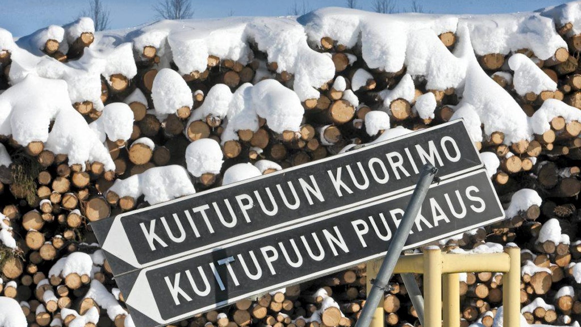 Metsäliiton Kyröskosken saha suljetaan. Tehtaalla on yhteinen varastoalue läheisen kartonkitehtaan kanssa, jonne yhä tuodaan kuitupuuta.