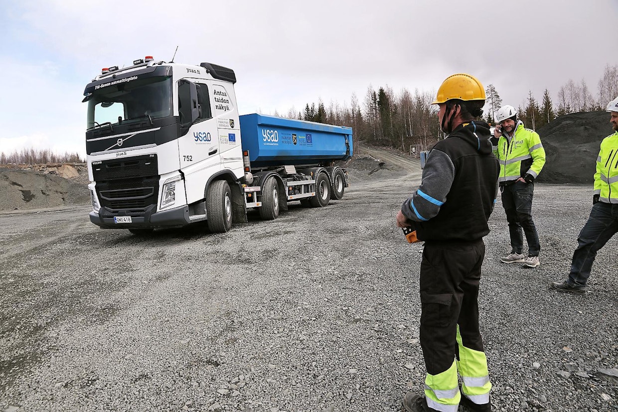 Kuorma-auton radio-ohjauksen ansiosta kaikki osapuolet voivat harjoitella oikeita kulmia esimerkiksi koukkulavan käyttöä harjoiteltaessa.