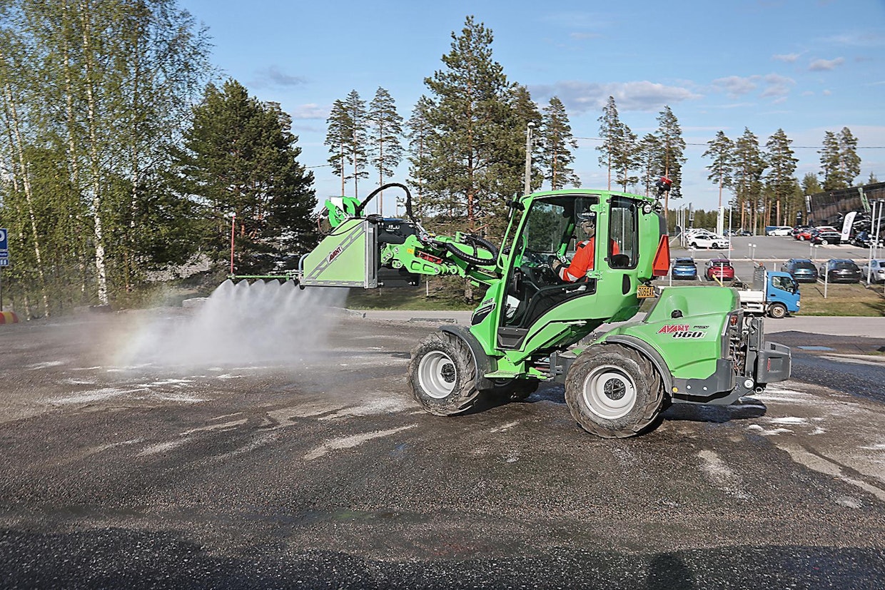 Ylhäältä ruiskutettaessa katupesuri soveltuu myös hellävaraiseen kasteluun.