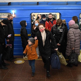 Uutistoimisto AFP:n kirjeenvaihtajat ovat nähneet kansalaisten hakeutuvan turvaan metroasemille. Lehtikuva/AFP