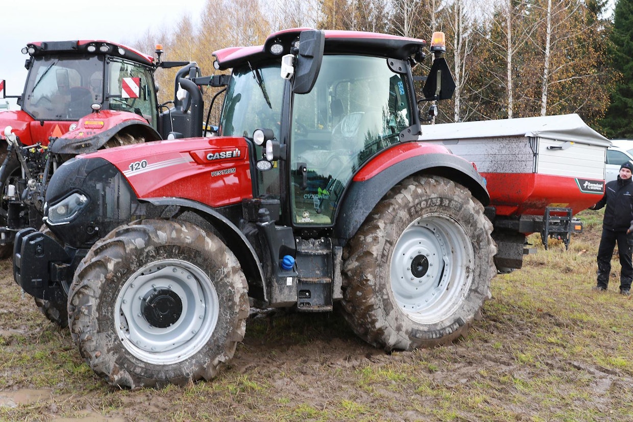 Toinen uutuus Agritekin valikoimissa on kuvan Vestrum-traktori. Aina portaattomalla vaihteistolla varustettu Vestrum on saatavilla neljänä tehoversiona 100–130 hevosvoiman tehoisena. (UO)