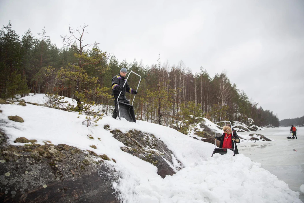 MT oli paikalla, kun saimaannorpille kolattiin apukinoksia Pihlajavedellä helmikuun puolivälissä. Jouni Koskela pudottaa lunta luodon päältä, Tiina Strandén kolaa.