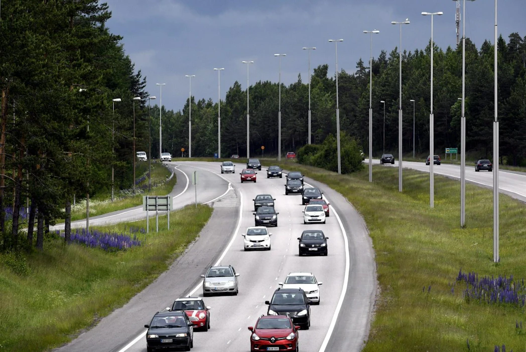 Liikenne on vilkastunut tasaisesti kello 13:sta lähtien. LEHTIKUVA / HEIKKI SAUKKOMAA