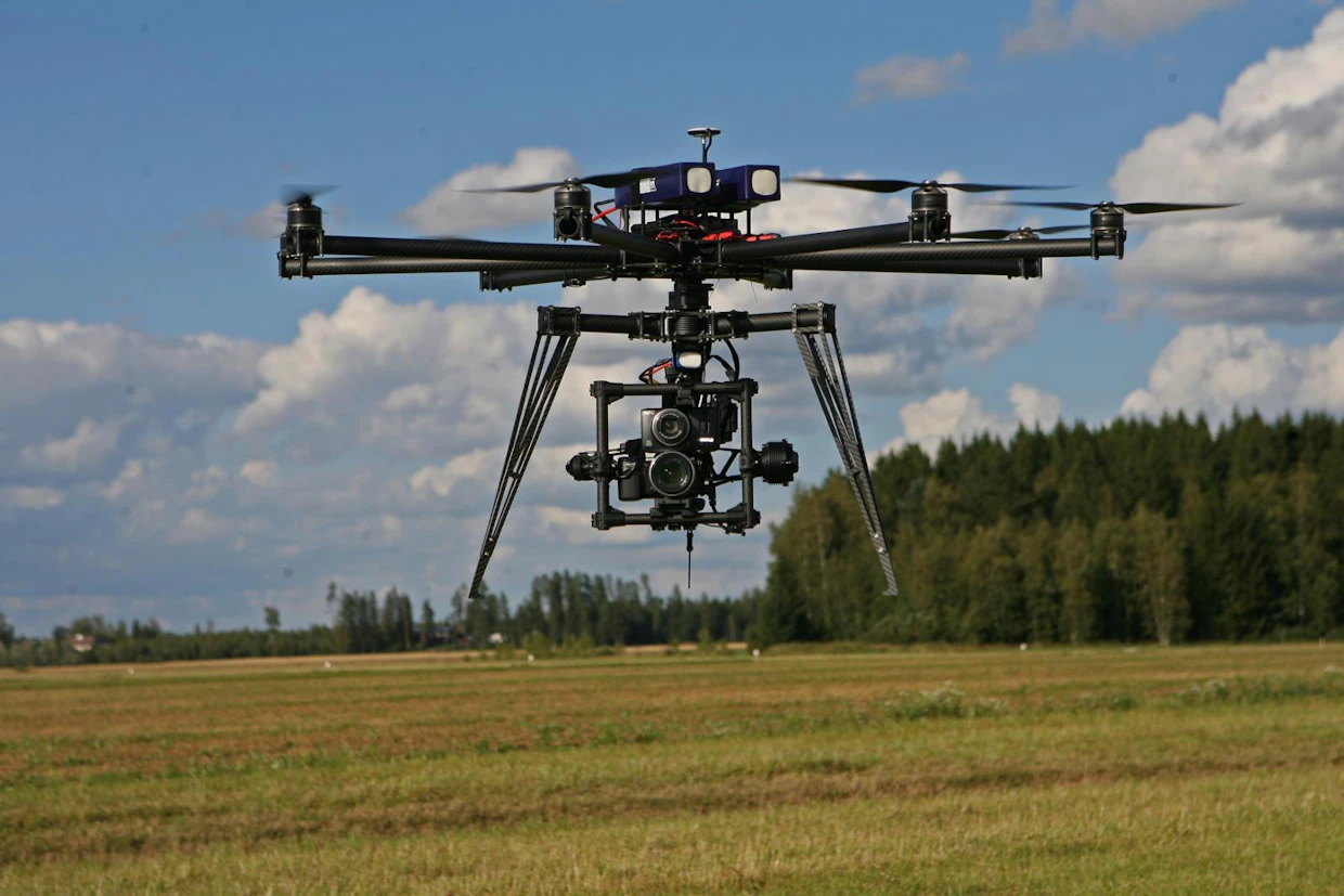 RPAS-koptereita on joka lähtöön. Kuvan 8-roottorinen laite on tarkoitettu hieman raskaammille hyötykuormille. Kuvassa on kiinnitettynä väärävärikamera (NDVI-kartat) sekä vakio video/still-kamera. Kolmeen suuntaan vakaava kamerateline voidaan irrottaa ja käyttää myös normaaliin käsivaraiseen videokuvaukseen. Tämän itse kootun laitteen komponenttien hintaluokka ylittää 10 000 euroa, eikä vielä sisällä datakäsittelyohjelmistoa.