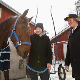 2-vuotias American Hero on yksi Jaajo Linnonmaan ja Janne Korven kolmesta yhteisestä hevosesta. Nuori oripoika piti kuvaustilanteessa omistajansakin tarkkaavaisina.