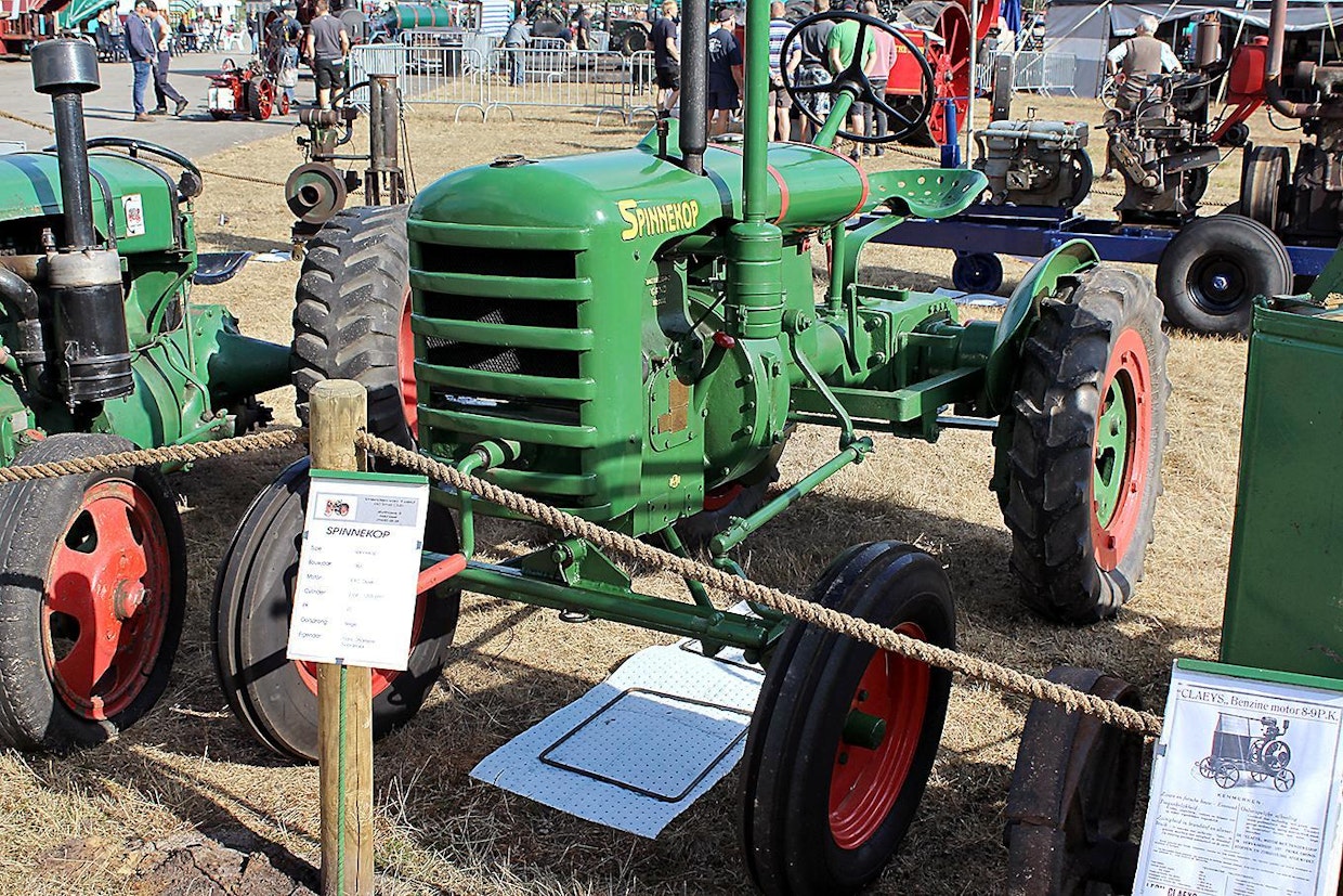 Fordsoneiden dieselöijä Favache aloitti sota-aikaan myös oman traktorimallin suunnittelun. Ensimmäiset protot kasattiin B-Alliksen osista, moottorina käytettiin 2-sylinteristä 17 hv:n 1-3-litraista ABC- dieseliä. Tuotantoon pitkälti Allis-tyyppinen traktori saatiin vuonna 1945, testikausi oli sotatilan takia venähtänyt neljäksi vuodeksi. Naapuritilan emäntä antoi traktorille nimen Spinnekop (hämähäkki). Valmistus päättyi muun muassa kassakriisiin vuoteen 1953 mennessä, kaikkiaan valmistui 250 traktoria.