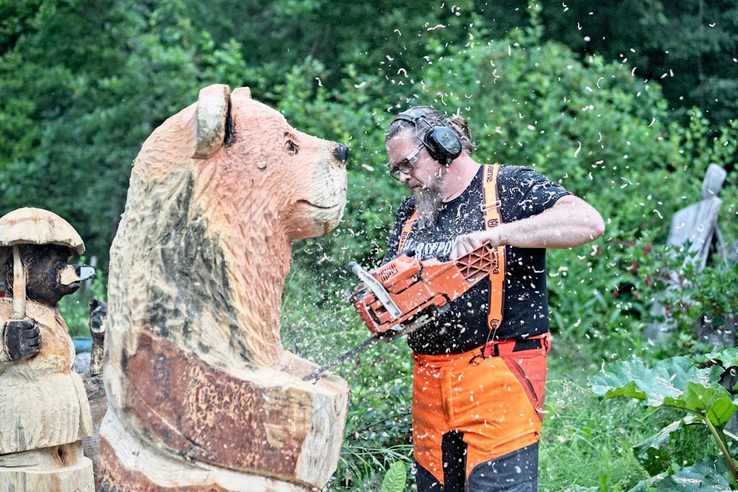 ”Karhuja syntyy kuluvan vuoden aikana 366, koska kyseessä on karkausvuosi. Niitä on mielekästä tehdä, sillä kyseessä on mahtava hahmo, karhu on metsän kuningas”, Reijo Käkelä kertoo,