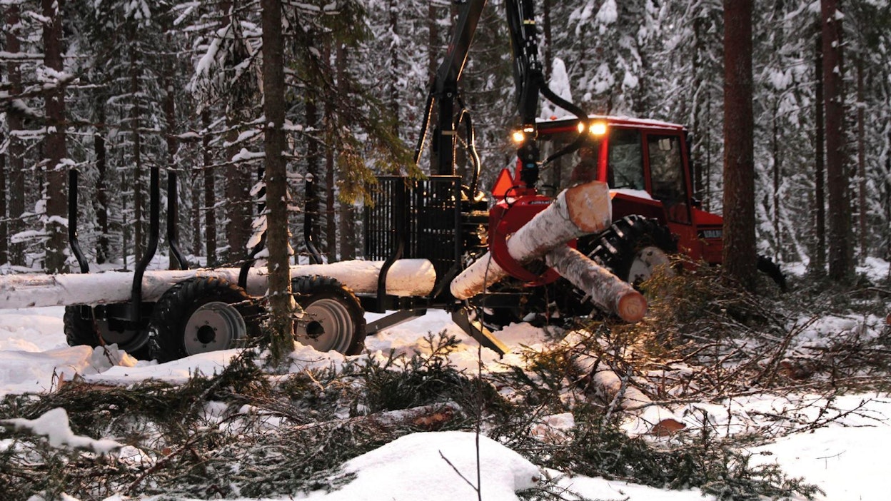 Vanhat traktorit ovat yleisiä tilojen metsävetureita. Niiden hydrauliikan tuotto ei kuitenkaan aina riitä uusille nostureille. Lisähydrauliikka on usein tarpeen. iPower-lisäpumppu tarjoaa yhden ratkaisun tähän ongelmaan.