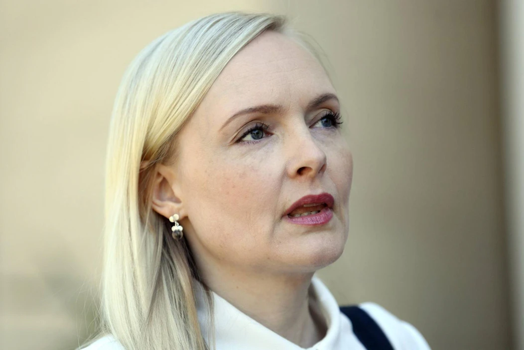 Sisäministeri Maria Ohisalo (vihr.) sanoo, että kielteisen turvapaikkapäätöksen saaneille henkilöille kaavaillut jalkapannat eivät toteudu.