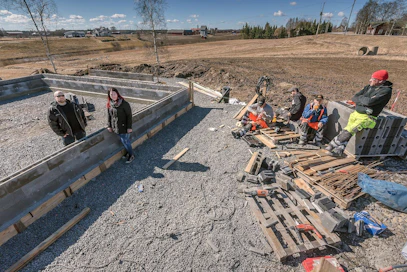 Mika Ojalalla ja Kirsi Vuorelalla (vasemmalla) on edessään työntäyteinen kesä talotyömaalla. Kivijalkaa rakensivat viime viikolla E-P:n mestaritimpureiden miehet (vasemmalta) Janne ja Joona Polvi-Lohikoski sekä Kalervo ja Timo Keskinen.