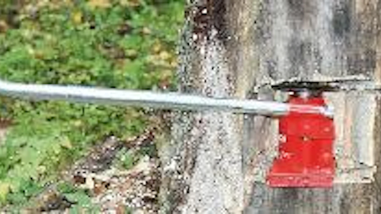 Tunkille syntyy "pesä" neljällä pistosahauksella. Ala- ja yläsahaus kannattaa tehdä mahdollisimman hyvin tunkin korkeutta vastaavaksi, jotta koko nostovaran saa hyödynnettyä. Palikan saa irti, kun sahaa sivut tylpän kolmion mallisiksi.