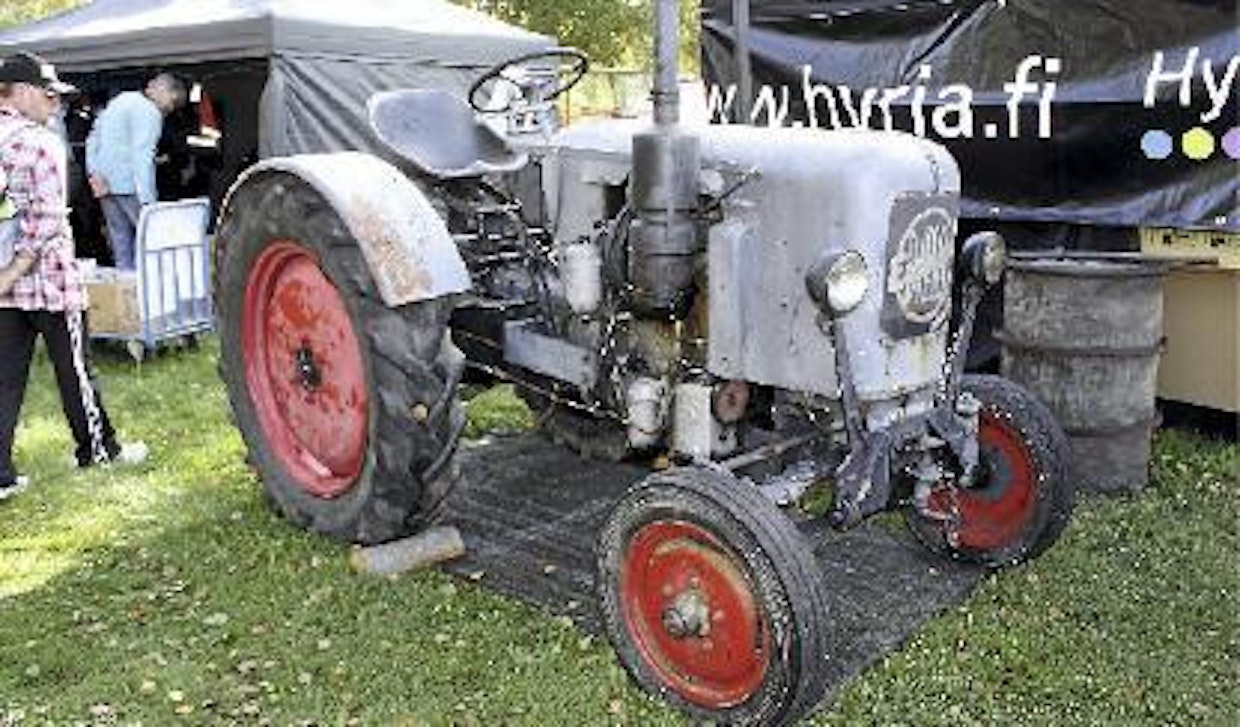 Tiukimpina tuontisäännöstelyvuosina piti maahantuojan olla hyvin vakavarainen ja uskottava, ennen kuin viranomaisilta heltisi puntia, dollareita, frangeja tai Saksan markkoja. Viimeisinä vuosina vaatimustasoa löysennettiin reilusti. Tämän Eicher-traktorin tuonnista on ilmeisesti vastannut niinkin tuntematon firma kuin Lammin Auto Oy. Yhdenkään suuremman toimijan listoilla ei ole Eicheriä näkynyt. Tämä 22 hv:n 1-sylinterinen ED22 on vuodelta 1956. (Riihimäki)